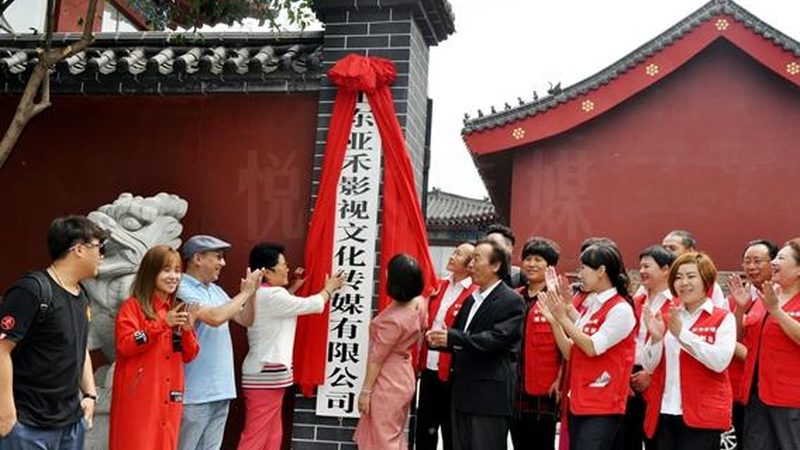 纪录片镜头材质：玻璃与塑料的优劣解析**